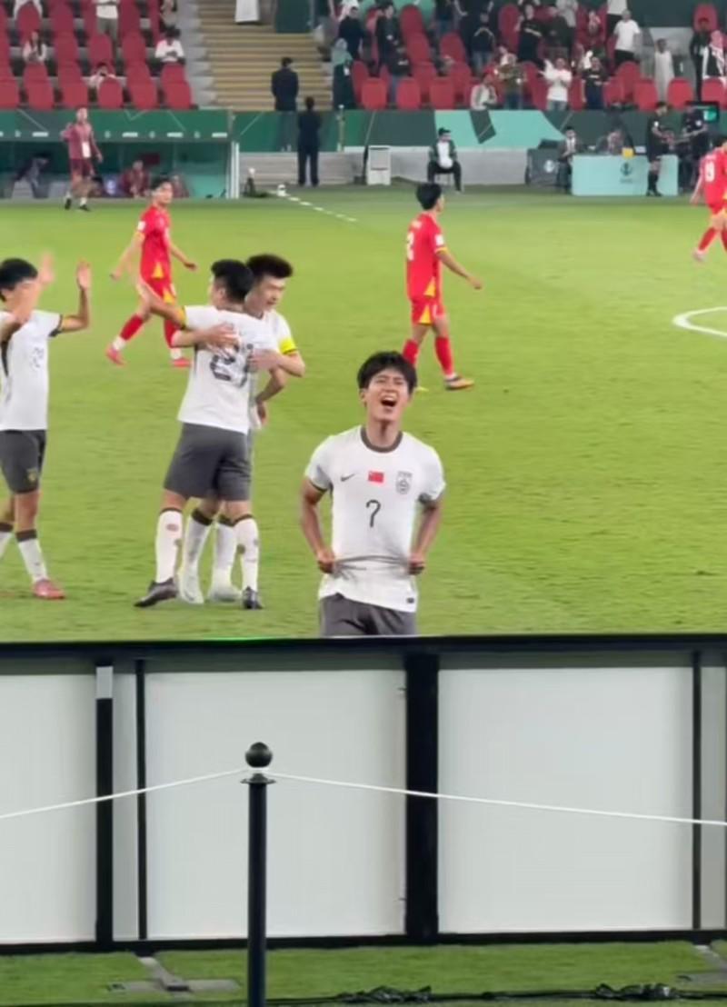 世界赛直播-向余望关键进球助U23国足进决赛，父亲喝酒庆祝到早上