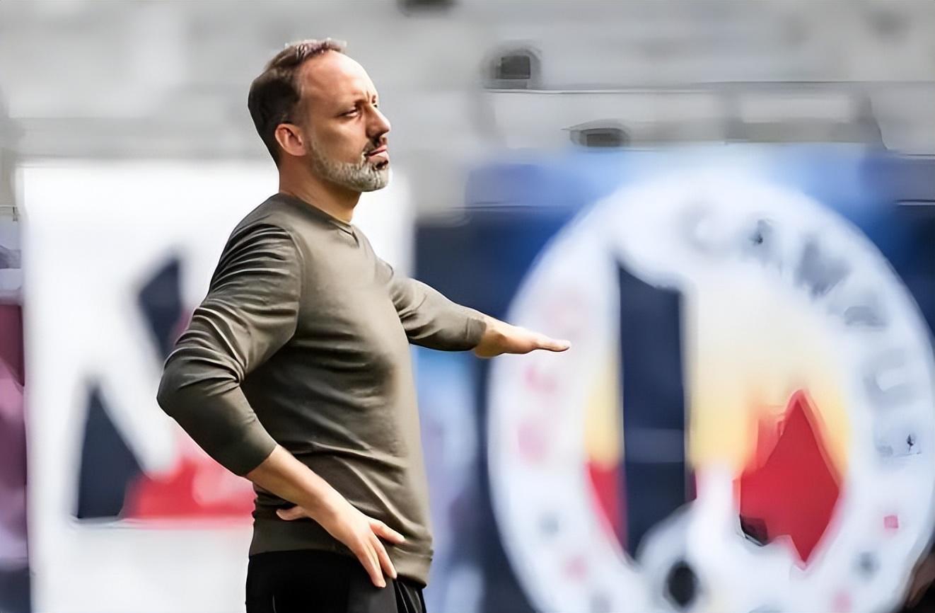 注册入口-重庆铜梁龙全新教练组亮相，两位西班牙名帅领衔，刘建业挑大梁