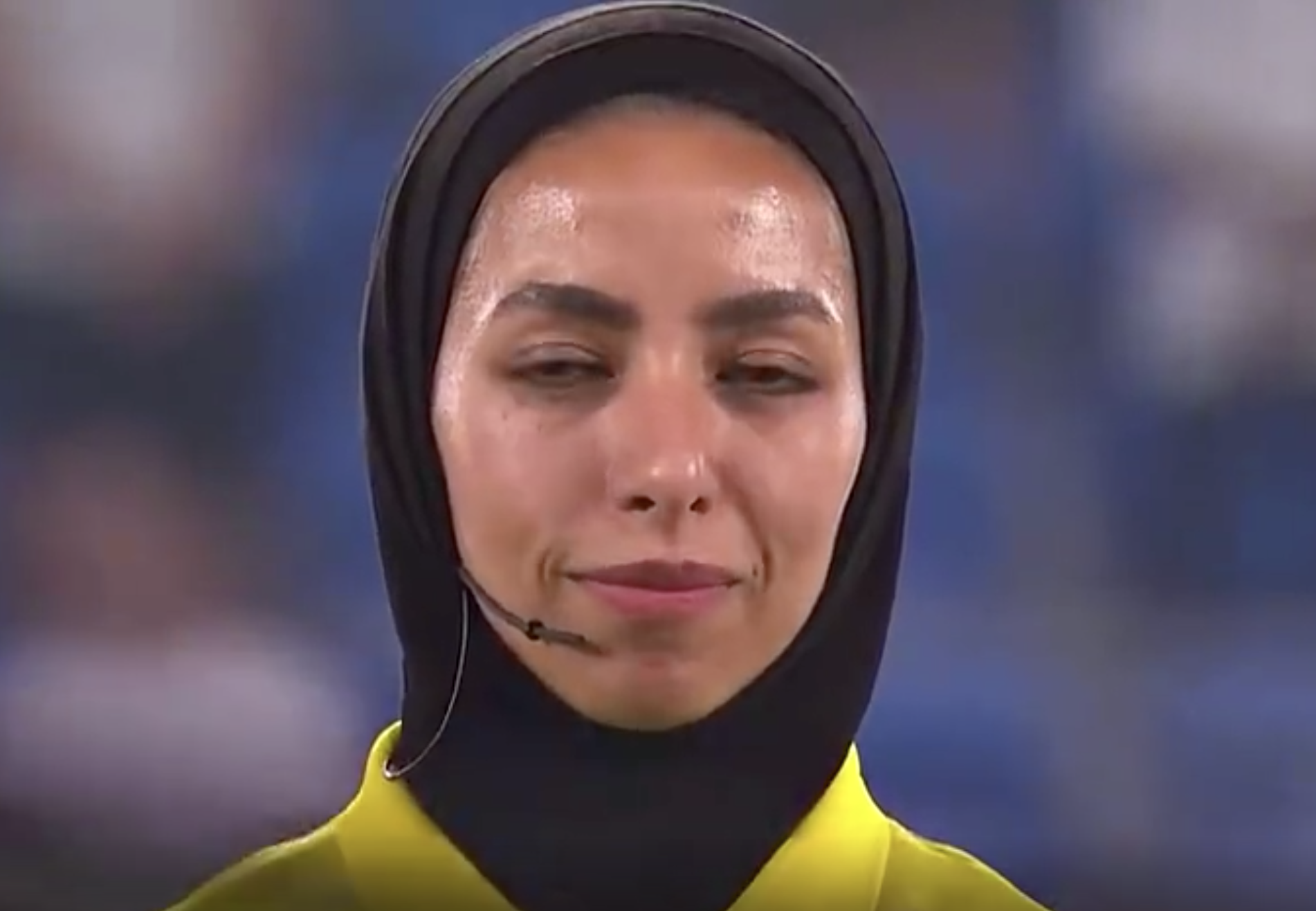 世界赛直播-祖国遭袭！戴头巾的伊朗女足球员集体拒唱国歌 有人微笑有人落泪