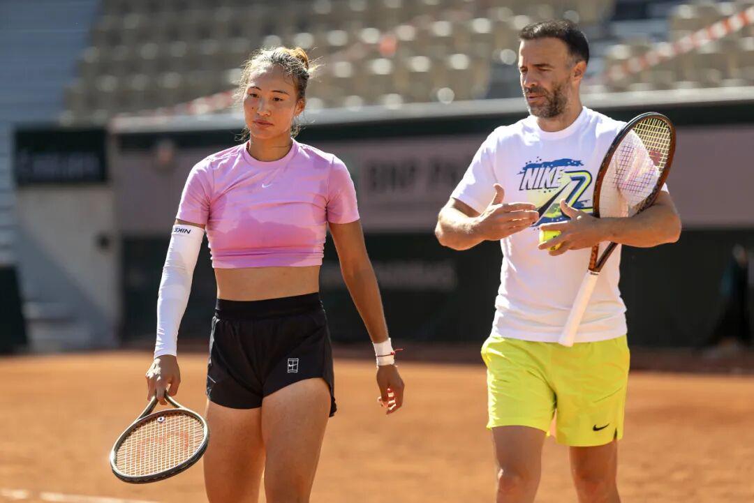 英雄联盟官网直播-郑钦文取关功勋教练里巴，师徒关系再生变数？