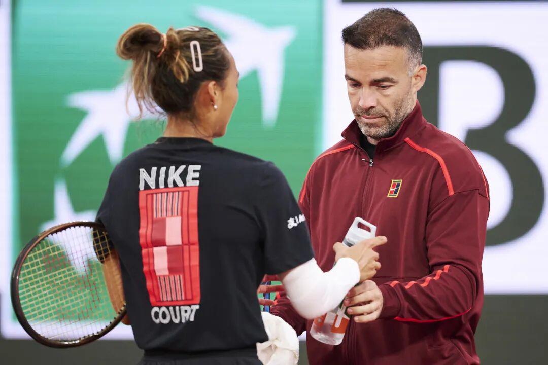 英雄联盟官网直播-郑钦文取关功勋教练里巴，师徒关系再生变数？